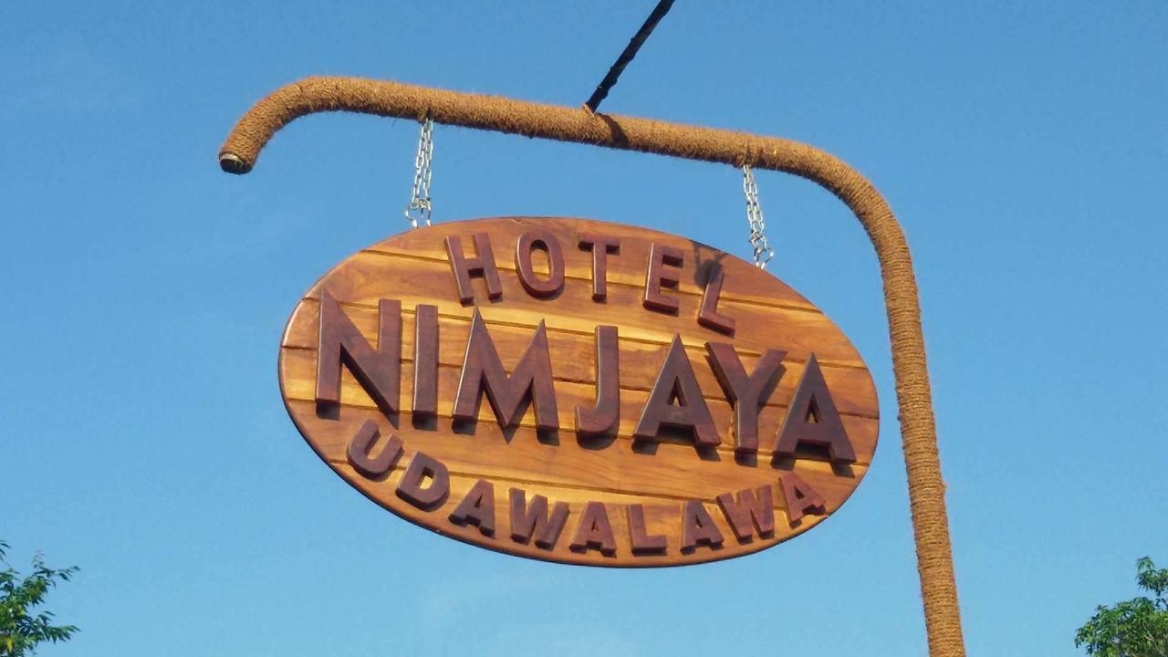 Hotel Nimjaya 达瓦拉维 外观 照片