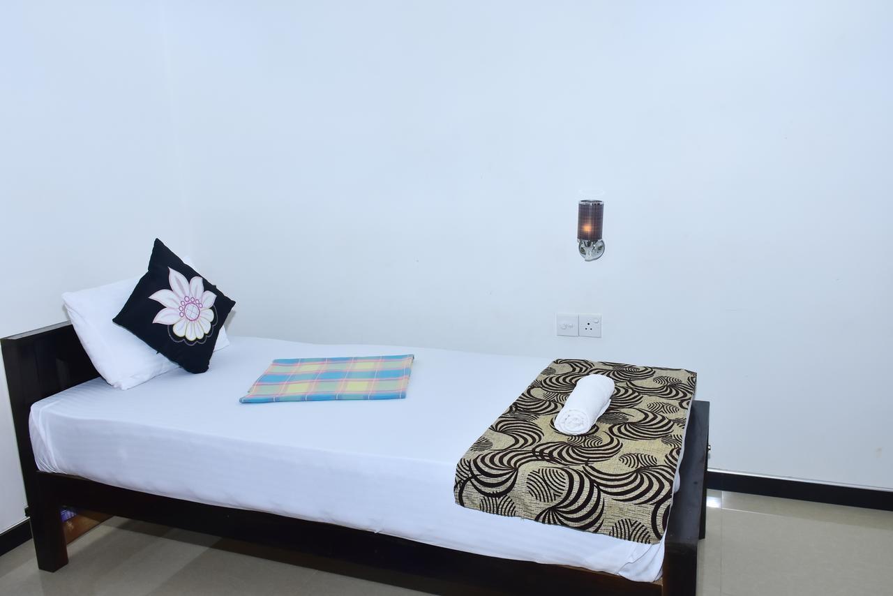 Hotel Nimjaya 达瓦拉维 外观 照片